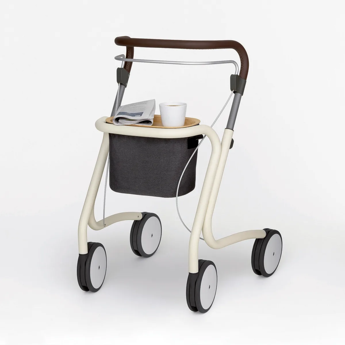 Rollator branco com quatro rodas, assento e cesto