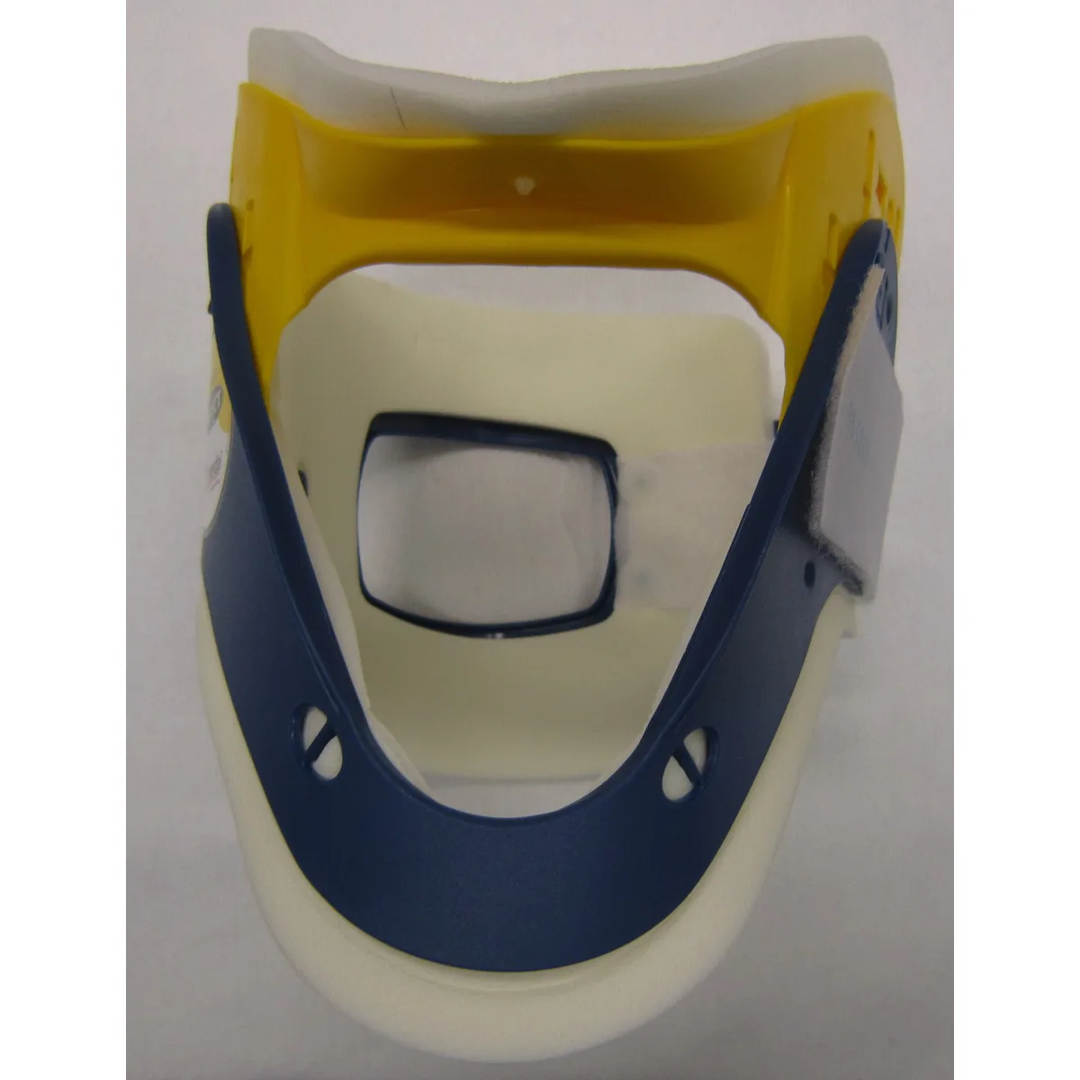 Colar cervical rígido com apoio de queixo e abertura frontal