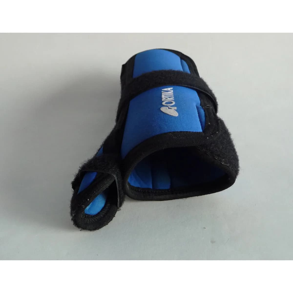 Órtese de neoprene azul e preta para polegar e punho